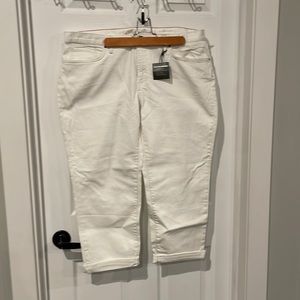 Women’s 16 Eddie Bauer white capri jeans
